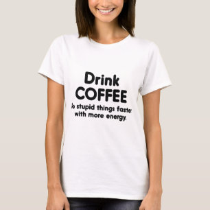 Kaffee trinken : Dummheiten schneller begehen, mit T-Shirt