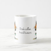 Kaffee trinken. Menschen meiden. Whimsical Fuchs L Kaffeetasse (Mittel)