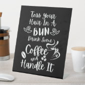 Kaffee trinken und es handhaben sockelschild (In Situ)