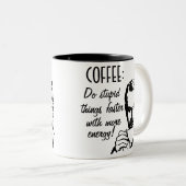 Kaffee, tun dumme Sachen schneller Zweifarbige Tasse (VorderseiteRechts)