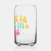 Kaffee umarmt eine Tasse Dosenglas (Links)