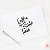 Kaffee- und Bibelzeitaufkleber Runder Aufkleber (Umschlag)