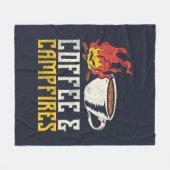 Kaffee und Campfire Camping Abenteuer Fleecedecke (Vorderseite (Horizontal))
