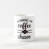 Kaffee und Chaos-Tasse Kaffeetasse (Mittel)