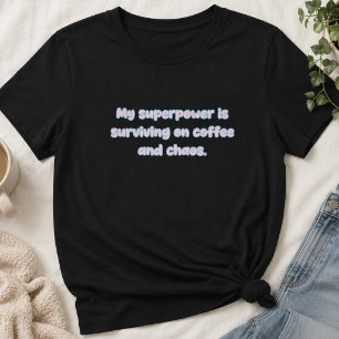 Kaffee- und Chaos-Überlebens-Superkraft-Design T-Shirt
