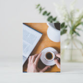 Kaffee und ein Buch; Lazy Sunday Postkarte (Stehend Vorderseite)