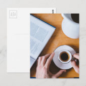 Kaffee und ein Buch; Lazy Sunday Postkarte (Vorne/Hinten)