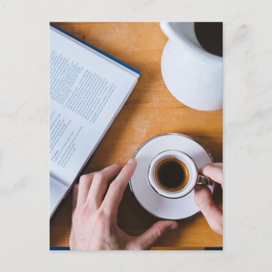 Kaffee und ein Buch; Lazy Sunday Postkarte (Vorderseite)