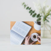 Kaffee und ein Buch; Lazy Sunday Postkarte (Stehend Vorderseite)