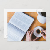 Kaffee und ein Buch; Lazy Sunday Postkarte (Vorne/Hinten)