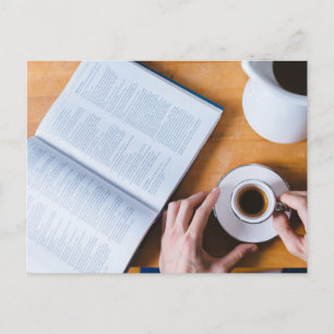 Kaffee und ein Buch; Lazy Sunday Postkarte