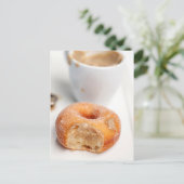 Kaffee und ein Donut zum Frühstück. Postkarte (Stehend Vorderseite)
