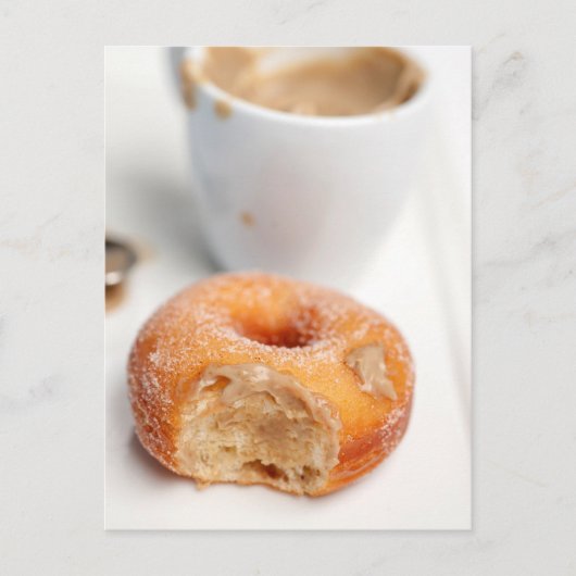 Kaffee und ein Donut zum Frühstück. Postkarte (Vorderseite)