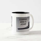 KAFFEE UND EIN GELENK ZWEIFARBIGE TASSE (VorderseiteRechts)