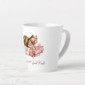 Kaffee und eine gut lesende Katze, die auf Büchers Milchtasse (Rechte Ecke)