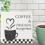Kaffee und Freunde der perfekten Mischung Holzkisten Schild<br><div class="desc">Dieses bedrückte,  weiße Holzkastenschild wird den perfekten Akzent in Ihrer eigenen Kaffeemaschine Bar machen. Das Design umfasst urheberrechtlich geschütztes Material von Cricut.</div>