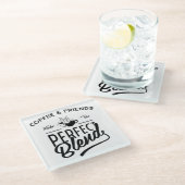 Kaffee und Freunde machen die perfekte Mischung Glasuntersetzer (Schrägansicht)