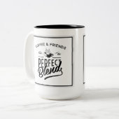 Kaffee und Freunde machen die perfekte Mischung Zweifarbige Tasse (Vorderseite Links)