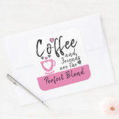 Kaffee und Freunde perfekte Mischung pink Quadratischer Aufkleber (Umschlag)