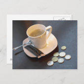 Kaffee und Geld auf dem Tisch Postkarte (Vorne/Hinten)