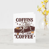 Kaffee und Kaffee Funny Skeleton Halloween Karte (Gelbe Blume)