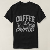 Kaffee und Kryptiden - Bigfoot, Mothman, Nessie, A T-Shirt (Design vorne)