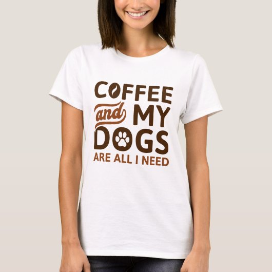 Kaffee und meine Hunde sind alles, was ich brauche T-Shirt (Vorderseite)