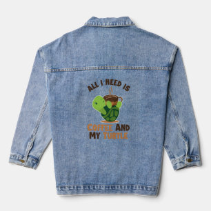 Kaffee und meine Schildkröte, die in Lover Turtle Jeansjacke