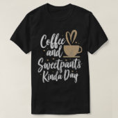 Kaffee und Sweatpants Kinda Day Funny Coffe T-Shirt (Design vorne)