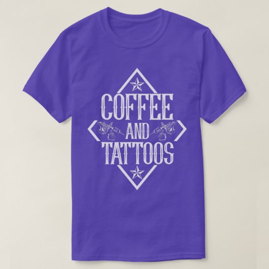 Kaffee und Tattoos Künstler Tattoo T-Shirt (Design vorne)