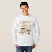 Kaffee und Vintages Buch T-Shirt (Vorne ganz)