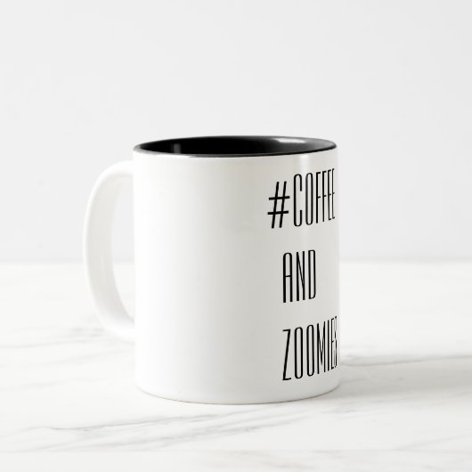 Kaffee und Zoomies Zweifarbige Tasse (Vorderseite Links)
