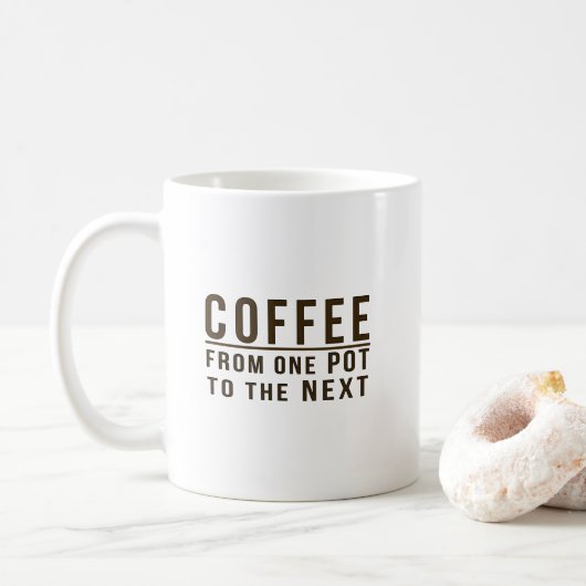 Kaffee - von einem Topf zur folgenden lustigen Kaffeetasse (Mit Donut)