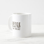 Kaffee - von einem Topf zur folgenden lustigen Kaffeetasse (Vorderseite Links)