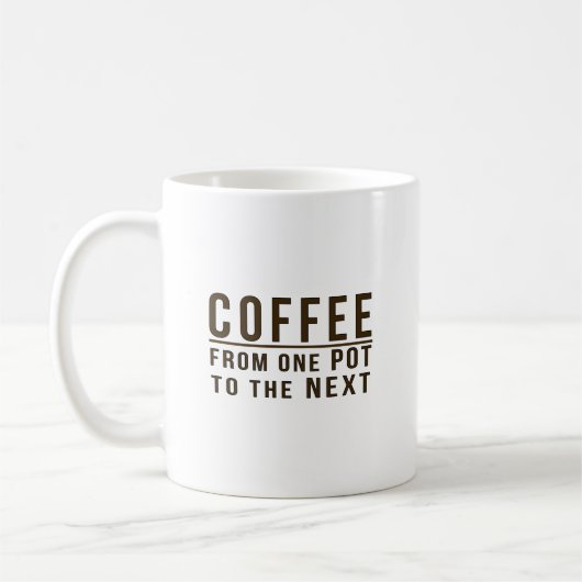 Kaffee - von einem Topf zur folgenden lustigen Kaffeetasse (Links)