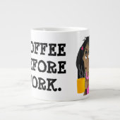 "Kaffee vor der Arbeit" Jumbo-Tasse (Vorderseite)
