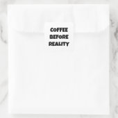 Kaffee vor der Realität Quadratischer Aufkleber (Tasche)