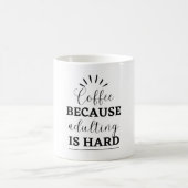 Kaffee, weil Erwachsenwerden eine harte Tasse ist (Mittel)