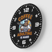 Kaffee, weil Erwachsenwerden schwer ist Große Wanduhr (Winkel)