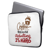 Kaffee, weil Erwachsenwerden schwer ist Laptopschutzhülle (Vorderseite Links)