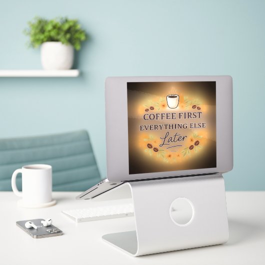 Kaffee zuerst, alles andere später – Kaffeeliebhab Aufkleber (Laptop auf Schreibtisch)