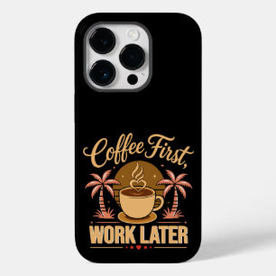 Kaffee zuerst, Arbeit später. Angetrieben von Caff Case-Mate iPhone 14 Pro Hülle