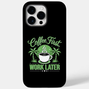 Kaffee zuerst, Arbeit später. Angetrieben von Kaff Case-Mate iPhone 14 Pro Max Hülle