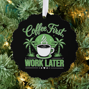 Kaffee zuerst, Arbeit später. Angetrieben von Kaff Ornament Karte
