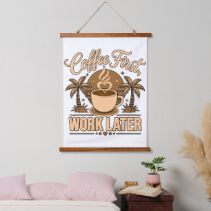 Kaffee zuerst, Arbeit später – Angetrieben von Kof Wandteppich Mit Holzrahmen