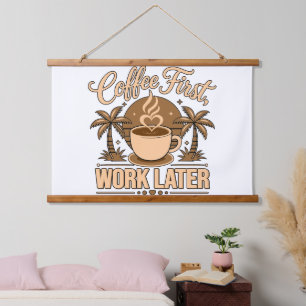 Kaffee zuerst, Arbeit später – Angetrieben von Kof Wandteppich Mit Holzrahmen