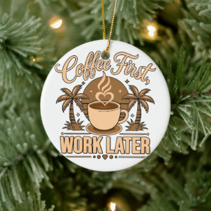 Kaffee zuerst, Arbeit später – Powered by Koffein Keramik Ornament