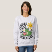 Kaffee zuerst dann Abenteuer - Niedlicher Reizfros Sweatshirt (Vorne ganz)