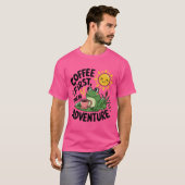 Kaffee zuerst dann Abenteuer - Niedlicher Reizfros T-Shirt (Vorne ganz)