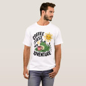 Kaffee zuerst dann Abenteuer - Niedlicher Reizfros T-Shirt (Vorne ganz)